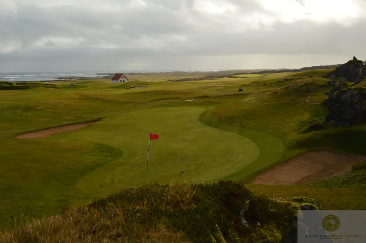 The 9th green at Grindavik GC has lots of contour, requiring a carefully controlled shot to get the ball near the hole. This green sits on the Mid-Atlantic Ridge, a divergent tectonic plate boundary that separates the Eurasian Plate from the North American Plate. The average spreading rate is 2.5 cm per year.