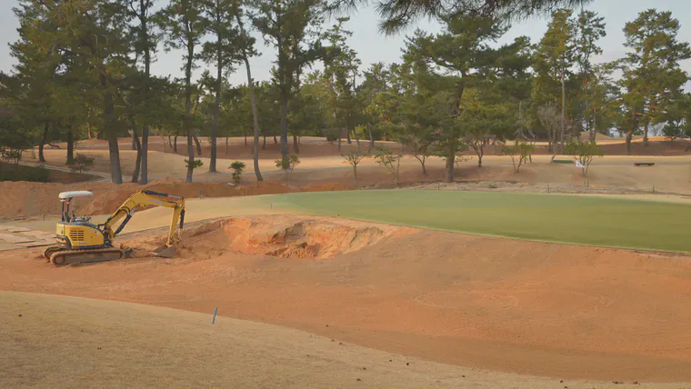 Rebuilding a bunker on the par 3 third hole at Keya GC in Fukuoka, February