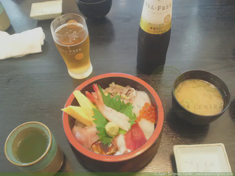 The coastline of the Izu Peninsula near Kawana has many restaurants serving local seafood.