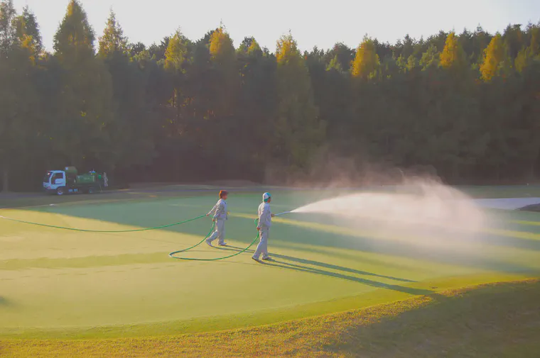 Spraying a green using the typical *tanksha* sprayer with a wand and a water volume of 1 L/m2 (about 25 gallons/1000 ft2.