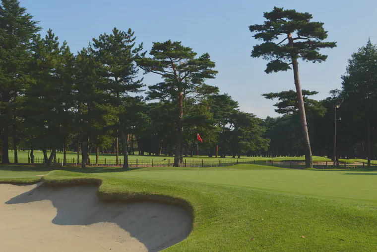 Kasumigaseki CC and Tokyo GC are separated by a small fence.