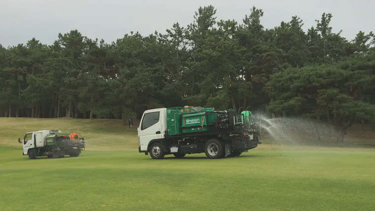 Product application by Ryochi Sangyo Company machines and staff at Keya GC allows the regular maintenance staff to carry on with their regular work while the course is being treated. Photo by Andrew McDaniel.