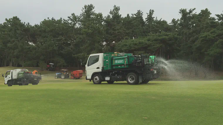 Application of product by the Ryochi Sangyo Company at Keya GC in Fukuoka. Photo by Andrew McDaniel.