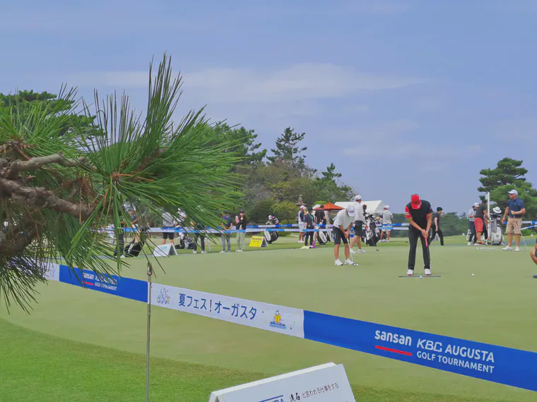 The smoothness and trueness of ball roll on greens at the 2023 KBC Augusta tournament decreased on average by 0.3 units on the bobble test score, or by about 4%, from the start of play to the end of each day's play.