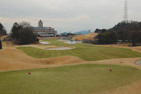 18th hole at Hanna CC in Osaka, korai tee and fairway with colorant applied