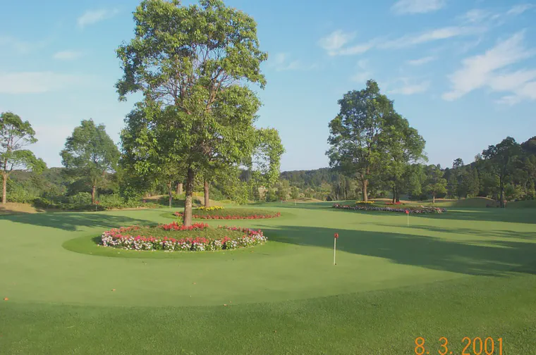 The practice putting green at Habu CC in August 2001.